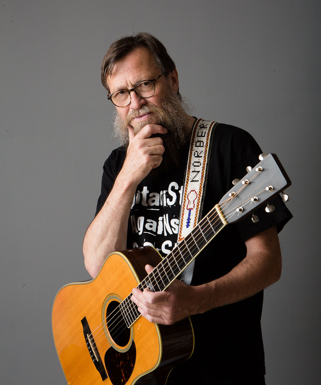 Norbert Roschauer mit Stahlsaitengitarre