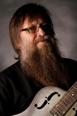 Norbert Roschauer mit Resonator-Gitarre